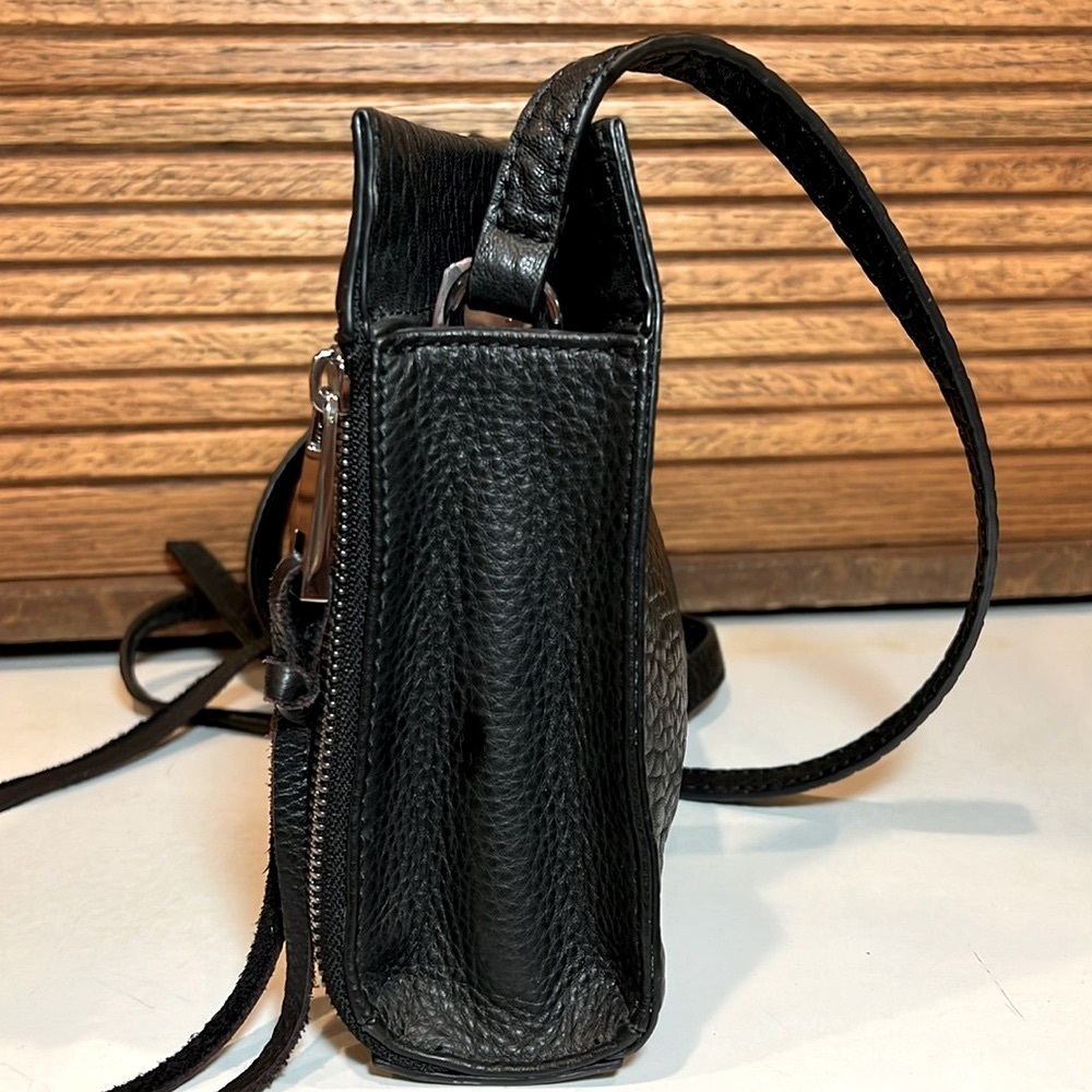 Vince Camuto black pebble leather lambskin crossbody / shoulder bag - Picture 10 of 17